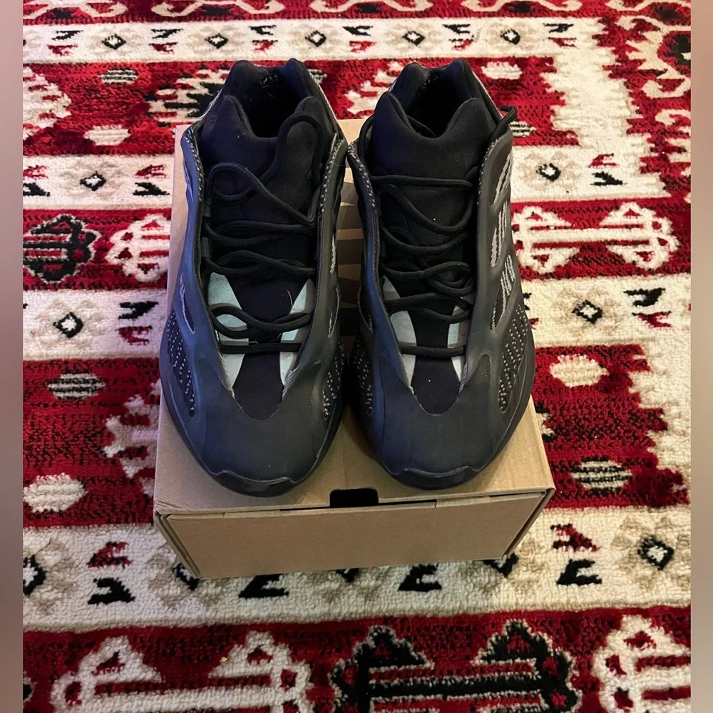 Yeezy 700 V3 - Picture 2 of 2